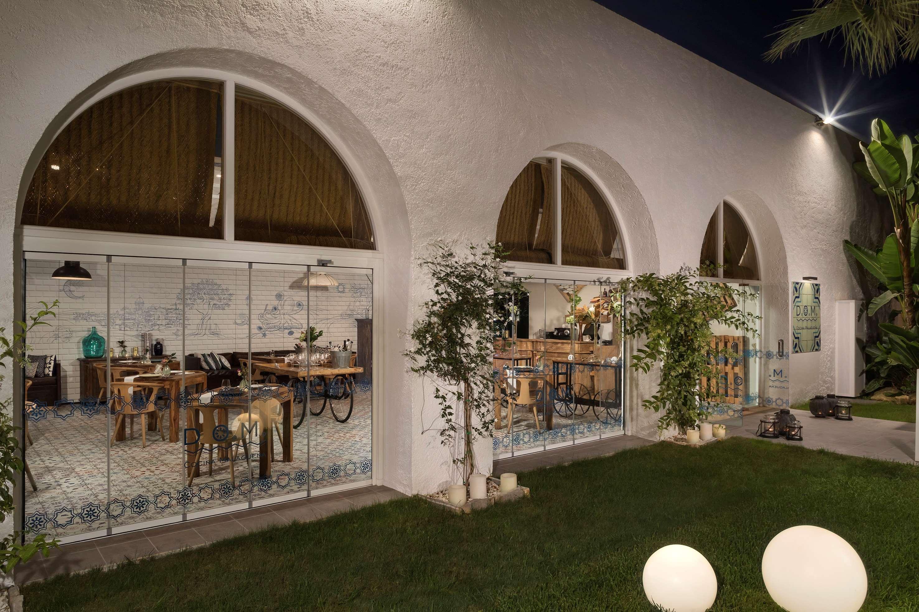 Me Marbella Hotel Exterior photo The restaurant at night
