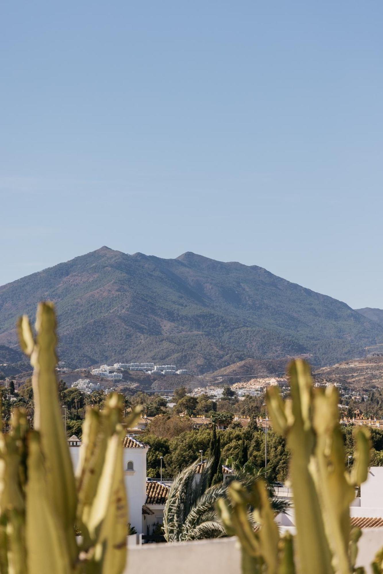 Me Marbella Hotel Exterior photo Four Peaks