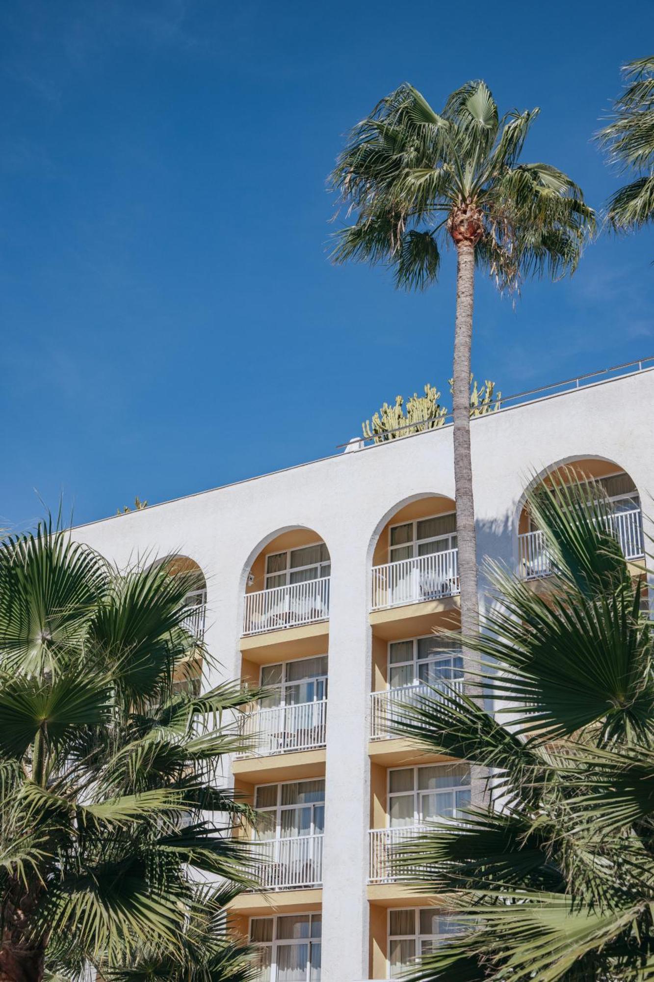 Me Marbella Hotel Exterior photo The hotel's exterior