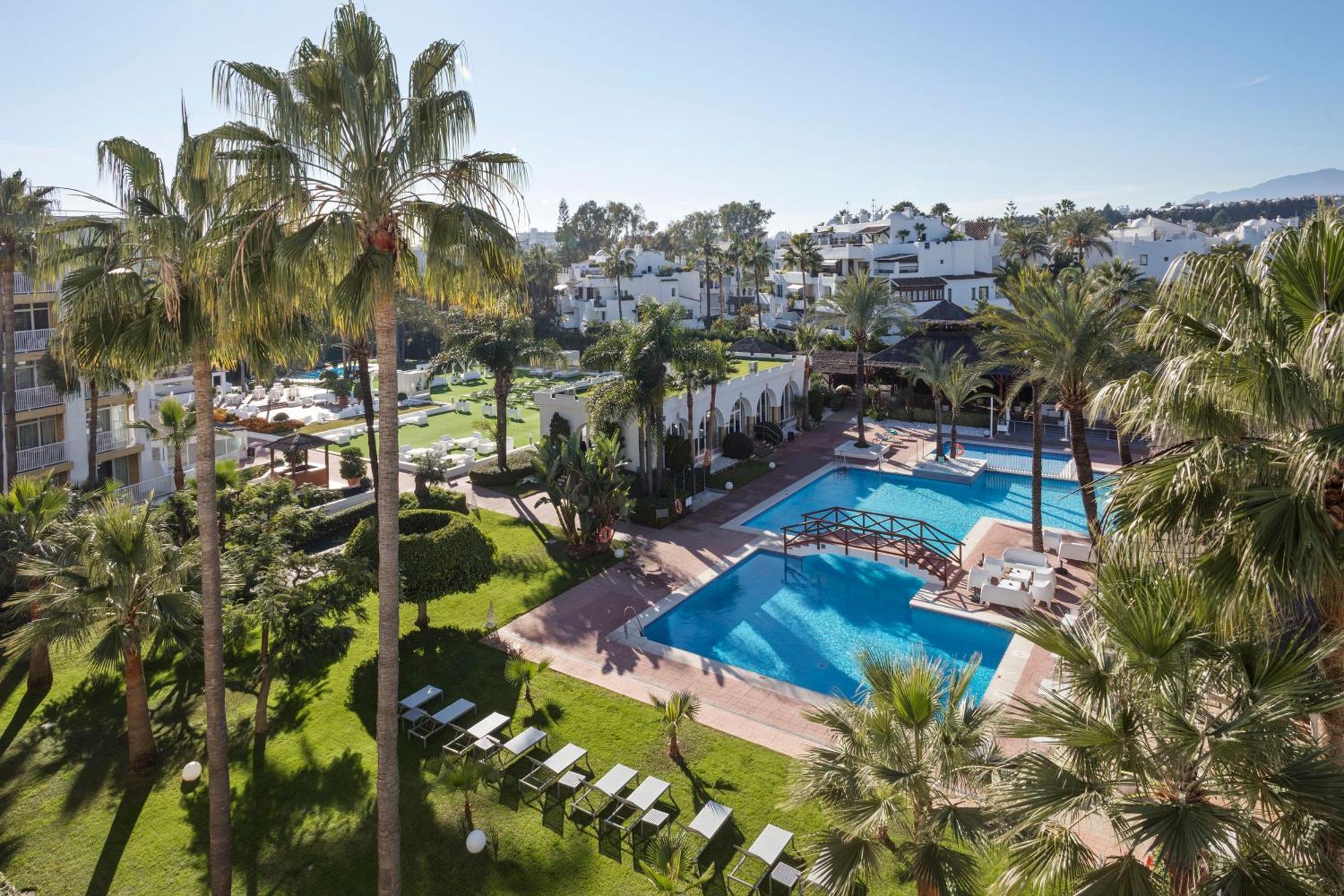 Me Marbella Hotel Exterior photo The resort's swimming pools